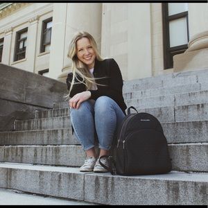 Meet your Posher, Laura